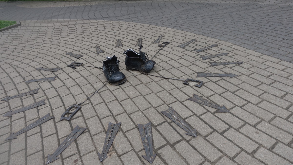 Скульптура Ботинки неизвестного дачника в городском парке