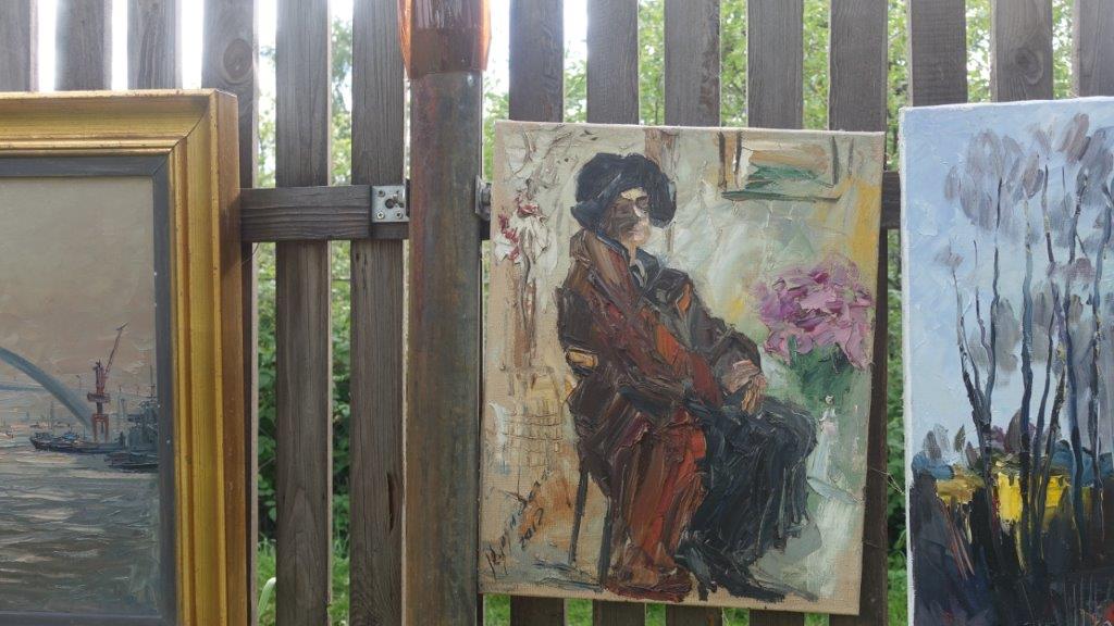 Картины Михаила Кулумбегова на штакетнике