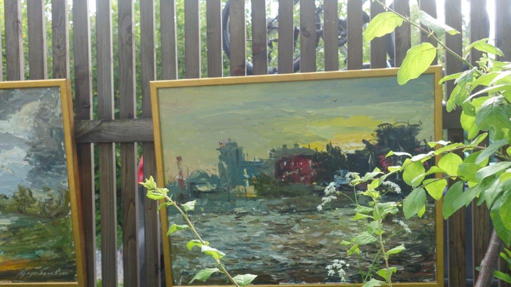Картины Михаила Кулумбегова на штакетнике