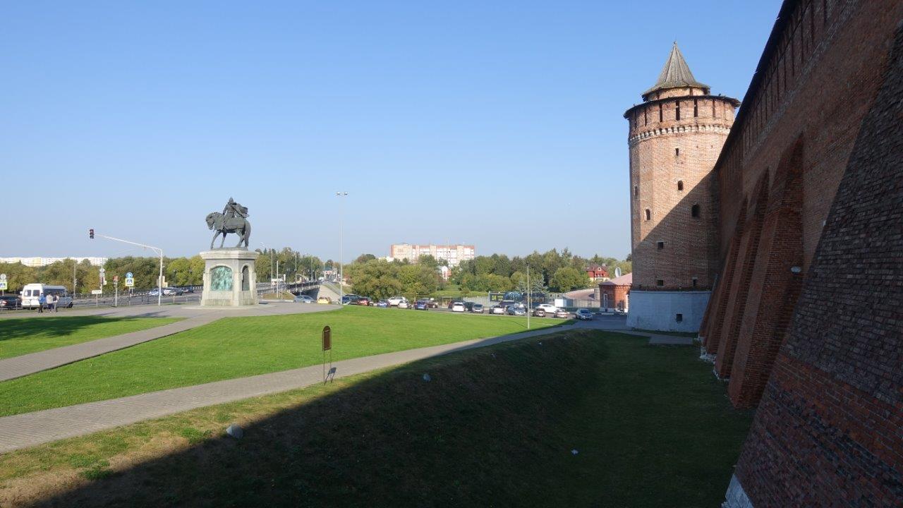 Памятник Дмитрию Донскому на улице Октябрьской революции и стена Кремля