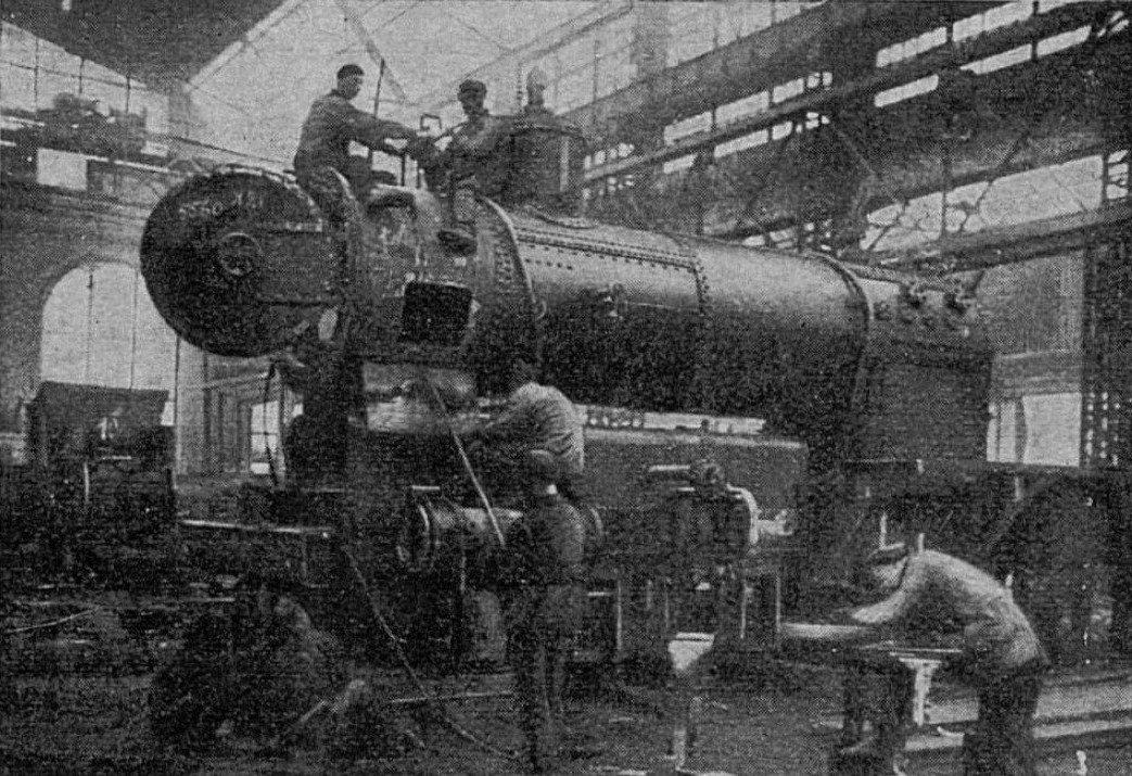 Сборка паровоза на Коломенском заводе