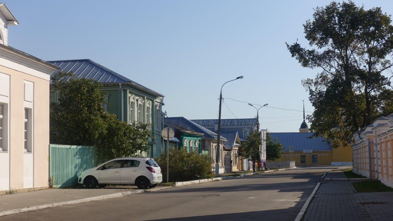 Улица Казакова с выходом на Ново-Голутвин женский монастырь