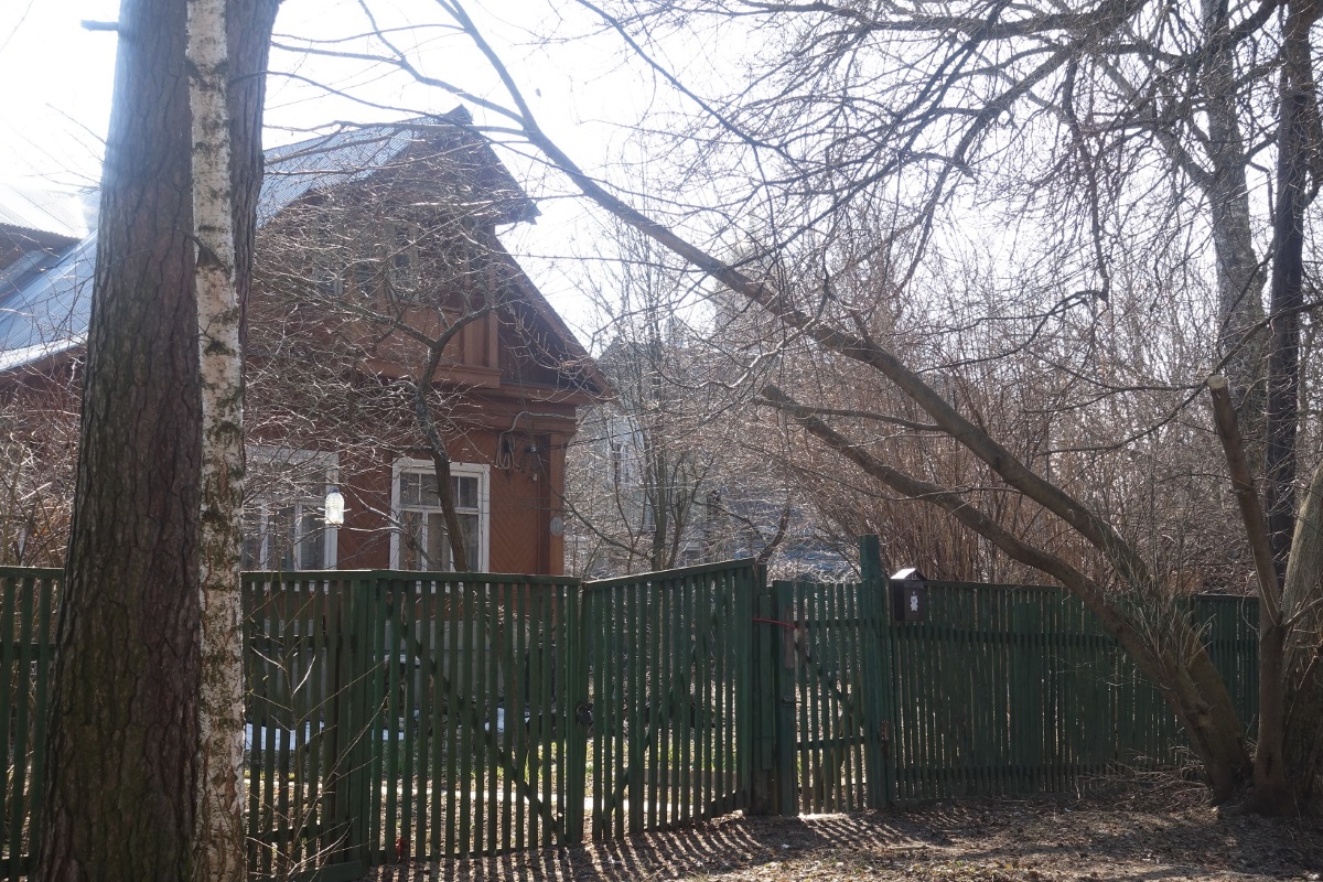 На заднем плане за домом Тарковского виднеется купол Храма Преподобного Серафима Саровского в Голицыно