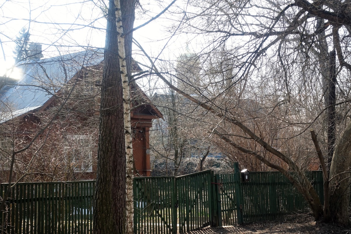 На заднем плане за домом Тарковского виднеется купол Храма Преподобного Серафима Саровского в Голицыно