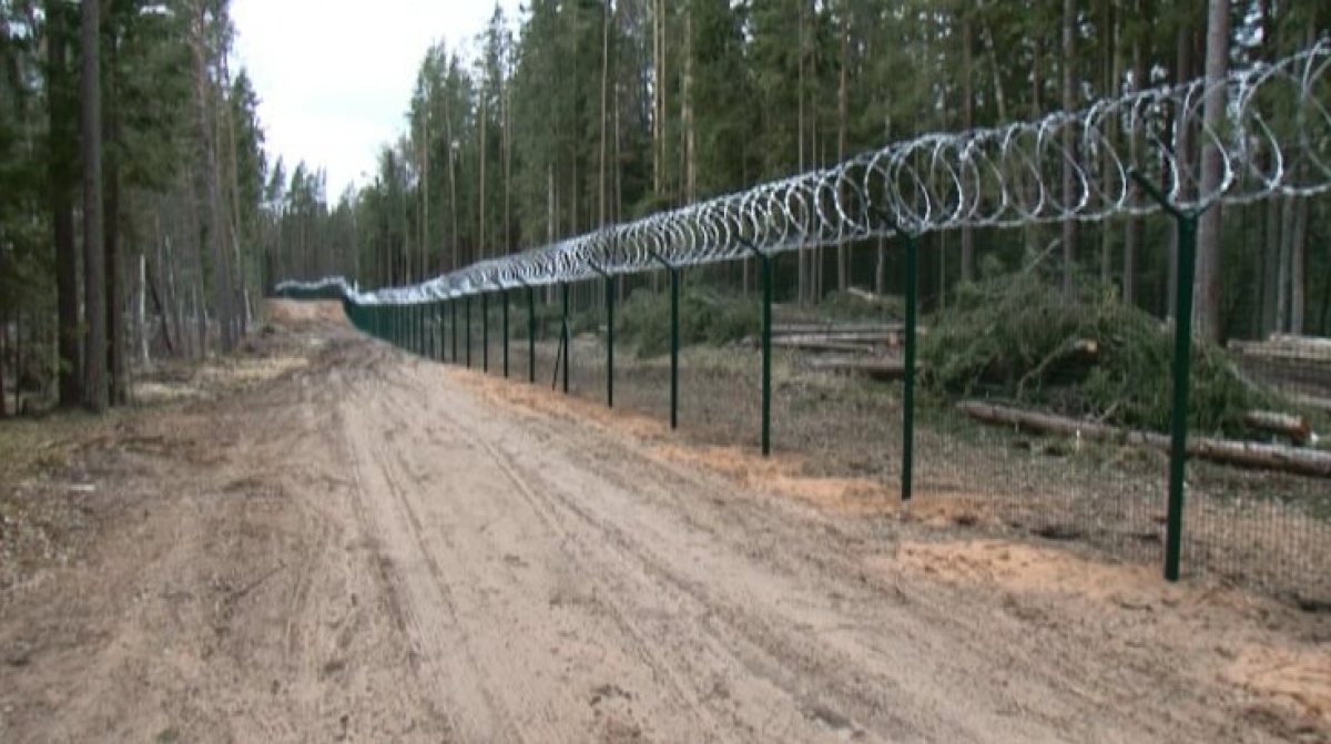 Забор построенный Латвией на границе с Россией