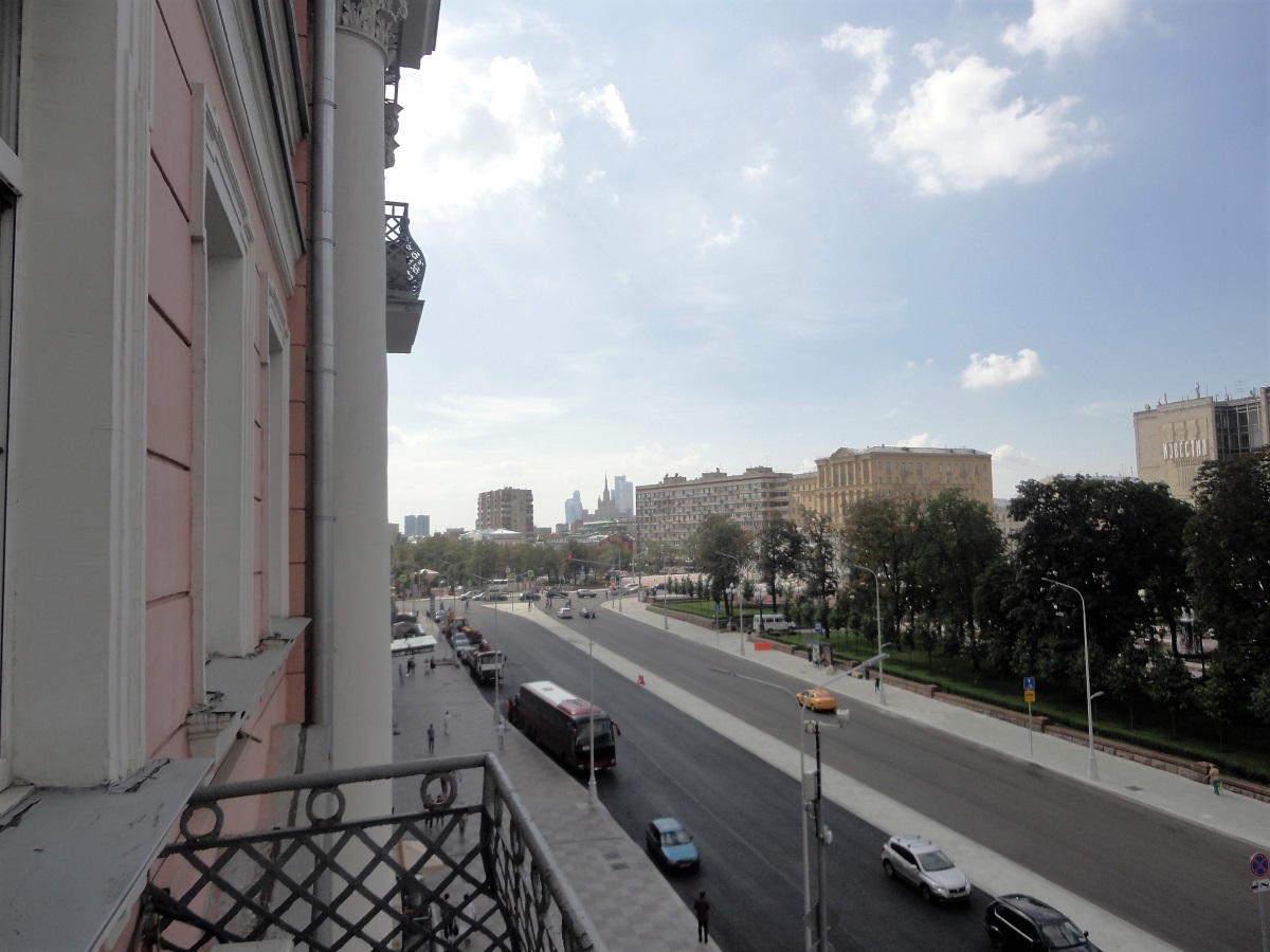 Вид сверху на высотку на Баррикадной и на Москва-сити из здания над метро Чеховская