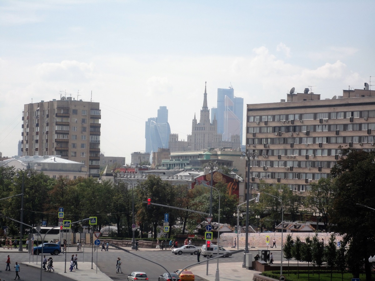 Вид сверху с приближением на высотку на Баррикадной и на Москва-сити из здания над метро Чеховская