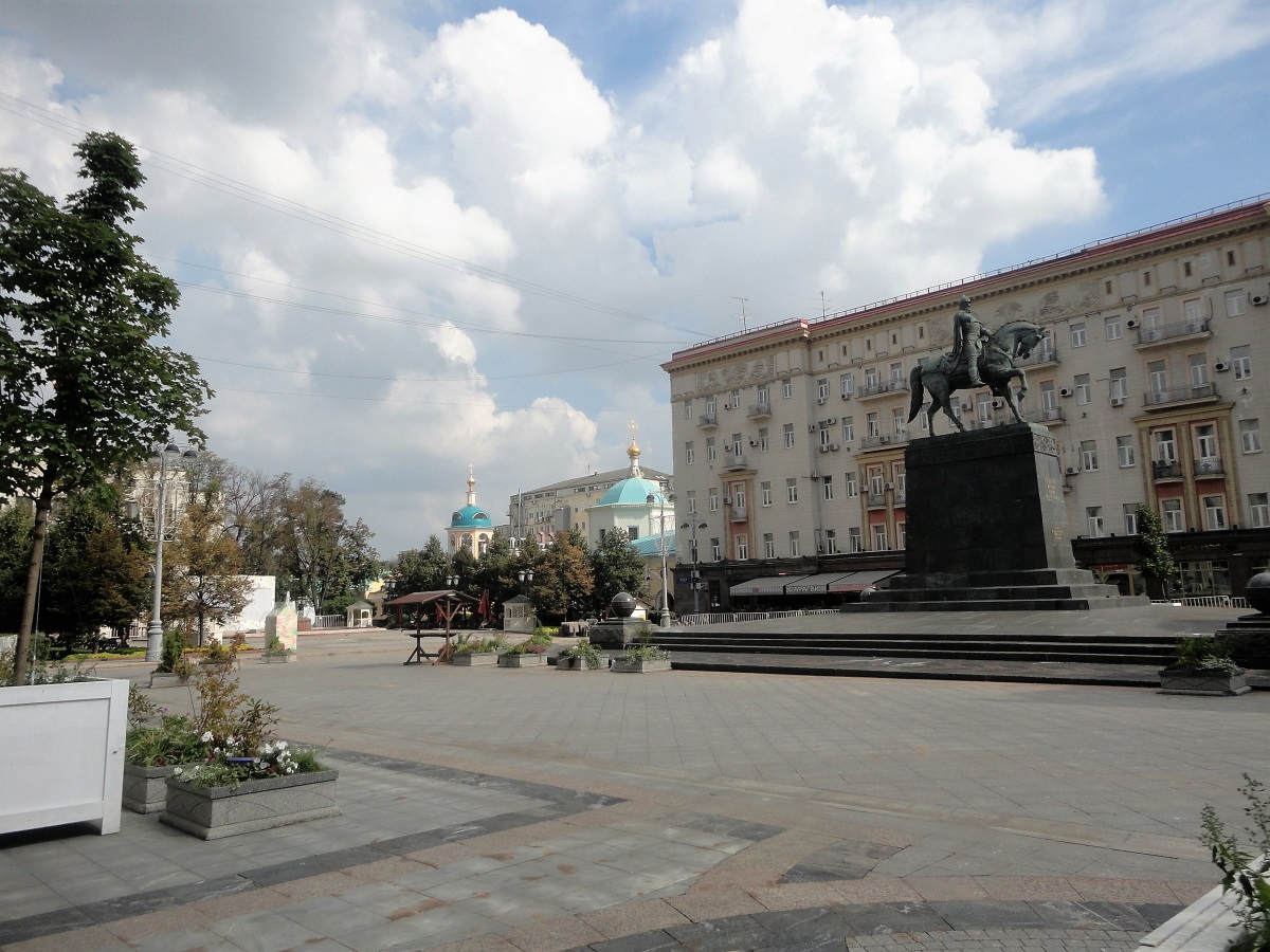 Вид от Тверской улицы на памятник Юрию Долгорукому и Столешников переулок